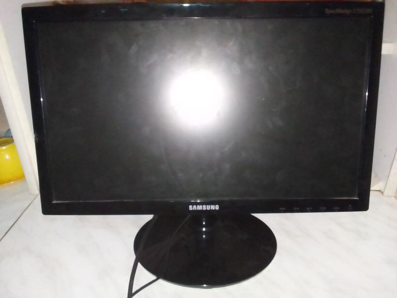 Манитор Samsung. Манитор Samsung.