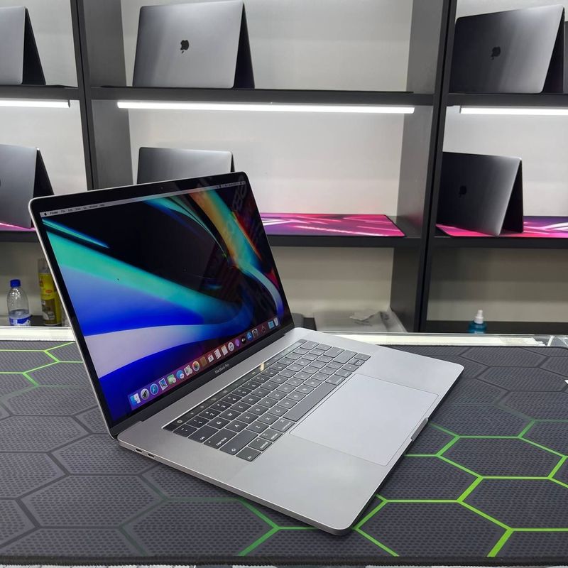 Macbook Pro 2017 Touch Bar Core i5 taxminan sikl 350 holat ideal