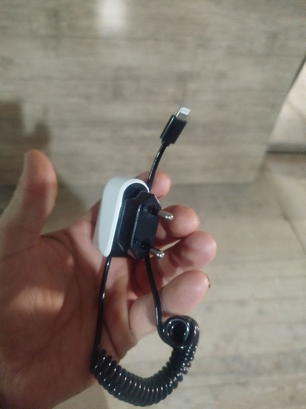 Iphone zaryachik sotilad top toza Iphone zaryachik sotilad top toza