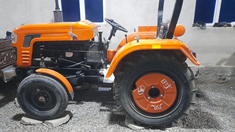 Mini traktor sotiladi. Holati yangi