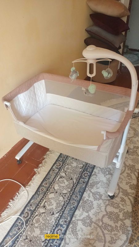 Продам детскую кроватку качалку с функциями почти новая Продам детскую кроватку качалку с функциями почти новая