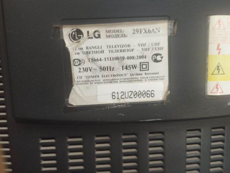 телевизор 32 LG2004 года.