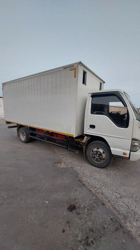 Isuzu 2016 yil holati yaxshi Isuzu 2016 yil holati yaxshi