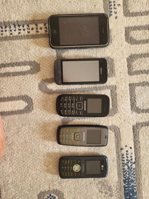 Telefonlar sotiladi hammasi atigi 150 ming so'm Telefonlar sotiladi hammasi atigi 150 ming so'm
