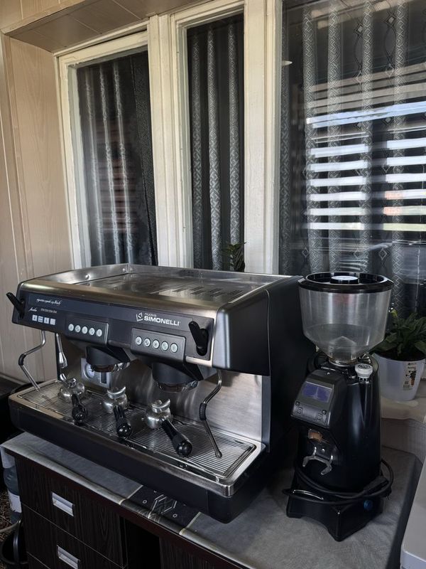 Продаётся кофе машина - кофемашина Simonelli Itaila + кофемолка EUREKA Продаётся кофе машина - кофемашина Simonelli Itaila + кофемолка EUREKA