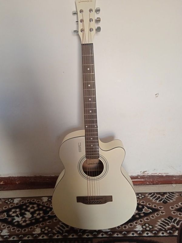 Gitara sotiladi. . Gitara sotiladi. .