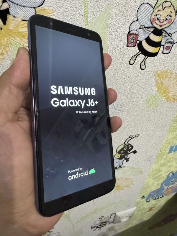 Samsung J6plus hotira 32Gb karobkasi bor holati yaxshi aybi yóq Samsung J6plus hotira 32Gb karobkasi bor holati yaxshi aybi yóq
