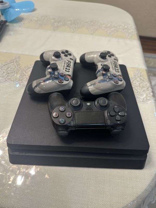 PlayStation 4 Slim, 3 оригинальных джойстика PlayStation 4 Slim, 3 оригинальных джойстика
