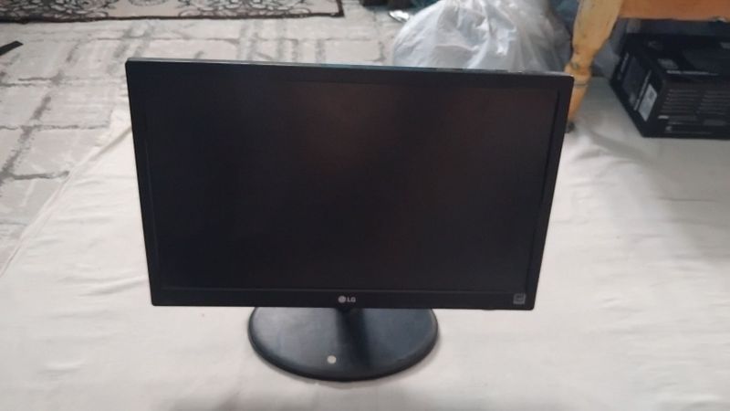 Monitor LG 19 lik (Led) Monitor LG 19 lik (Led)