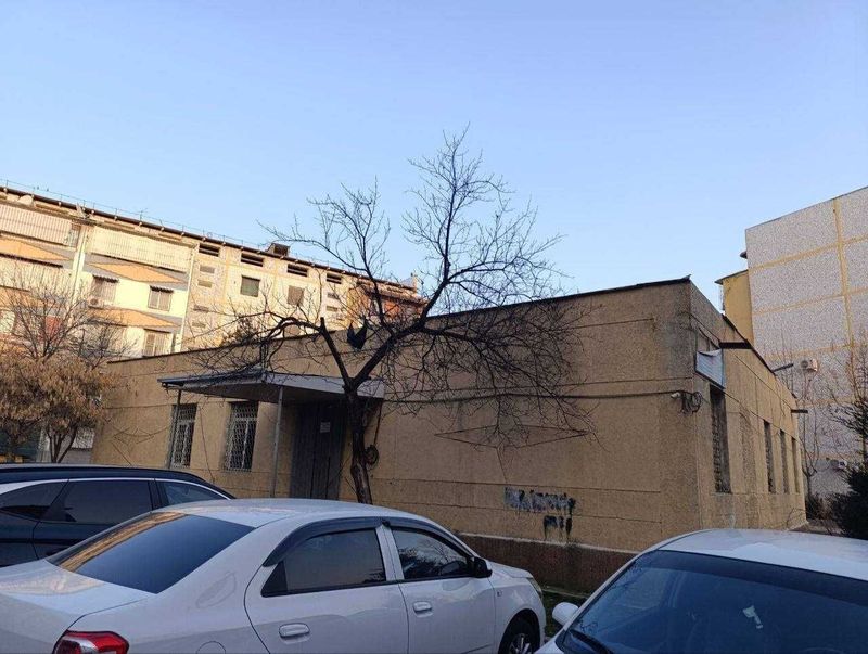 Здание коммерческое помещение Карасу-6 6-соток 320 м² без ремонта