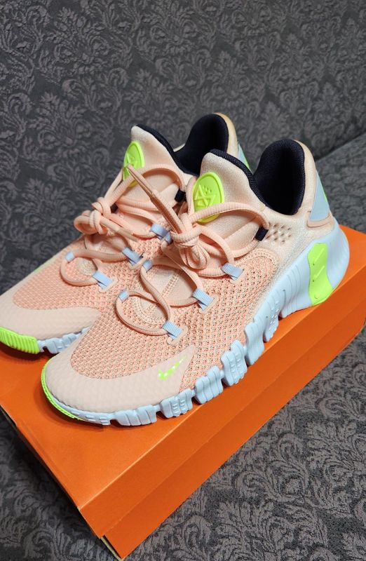 Продаются новые кроссовки Nike. 39 размер.Брала за 53$ .Привезли с США Продаются новые кроссовки Nike. 39 размер.Брала за 53$ .Привезли с США