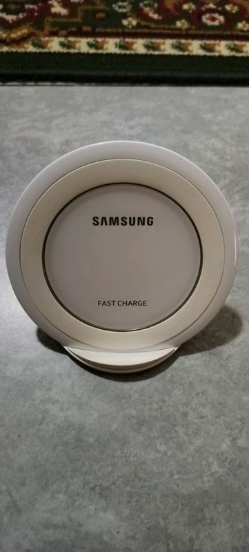 Продаётся беспроводная зарядка Samsung Продаётся беспроводная зарядка Samsung