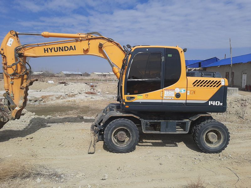 Ekskvator hyundai 140W sotiladi