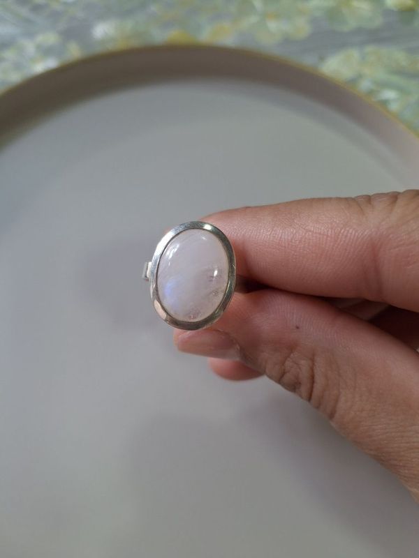 Серебряное кольцо с лунным камнем