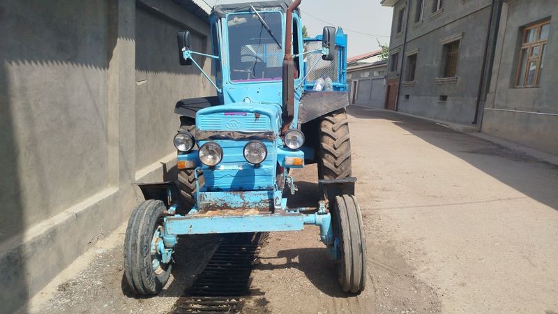 Traktor 28 sotiladi holati yaxshi