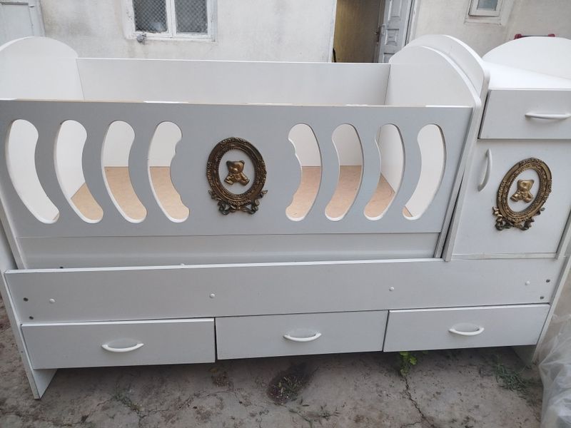 Bolalar kravati oq rangda chiroyli ishlangan Bolalar kravati oq rangda chiroyli ishlangan