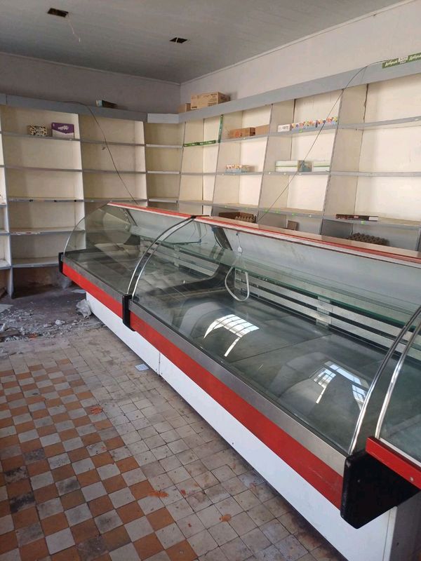 vitrina holodenik 2 metrga yaqin 2.500 dan kelishm