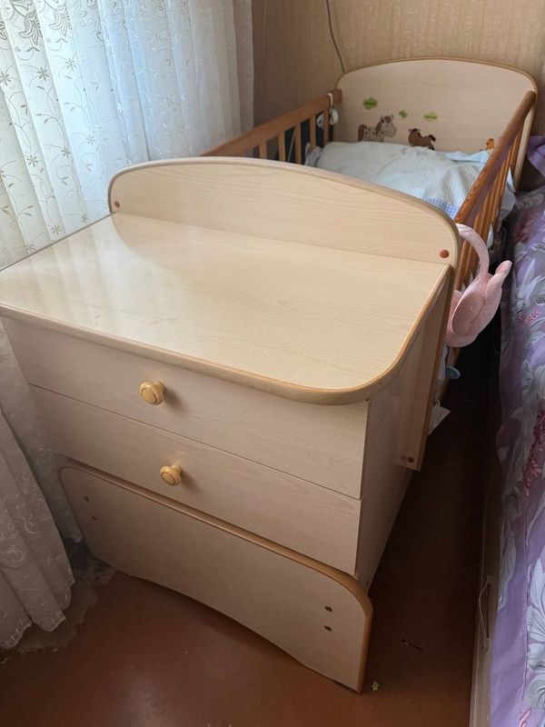 Детская кроватка со столиком и полочками Детская кроватка со столиком и полочками