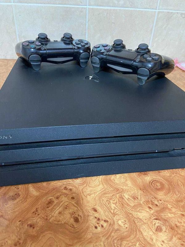 PlayStation 4 pro 16та уйини + UFC бор