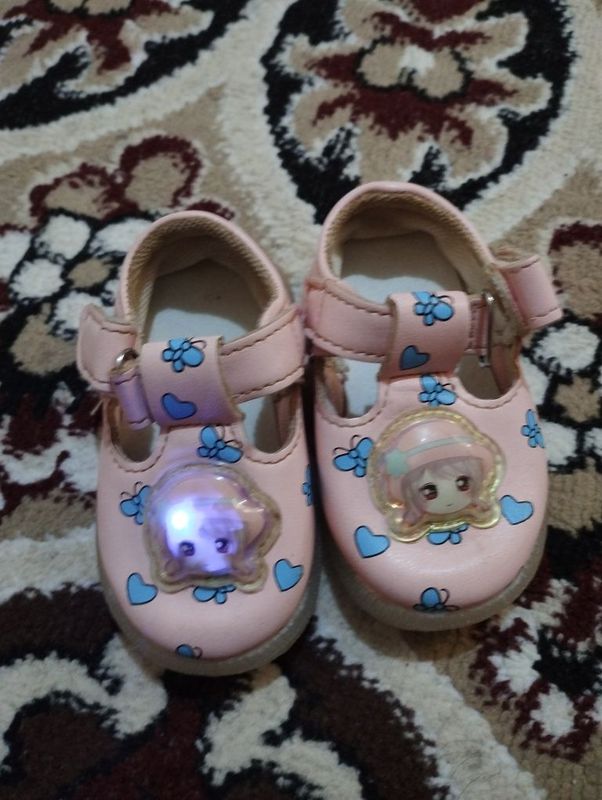 Qizlar uchun oyoq kiyim
