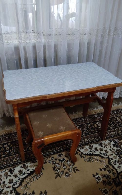 Стол и стульчик . Стол и стульчик .