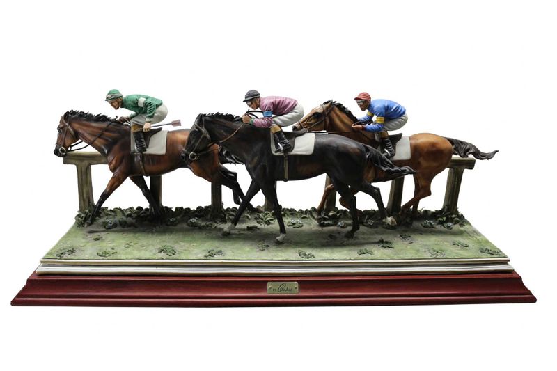Статуэтка из фарфора Скачки на Лошадях Capodimonte Италия Статуэтка из фарфора Скачки на Лошадях Capodimonte Италия