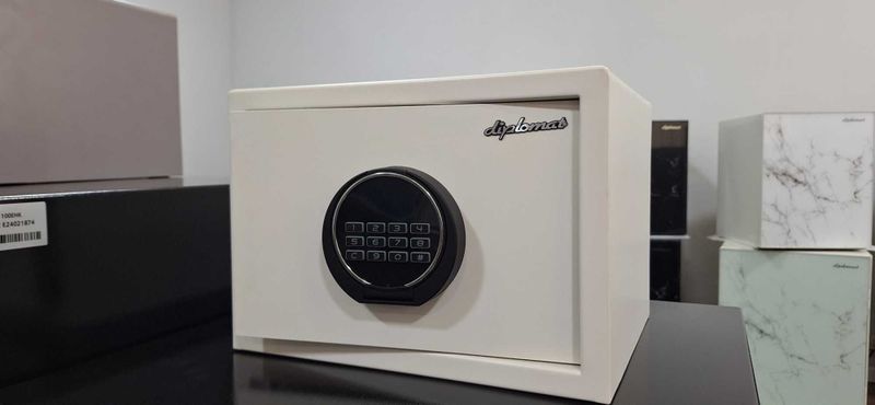 Мебельный сейф Diplomat . MADE IN KOREA. Мебельный сейф Diplomat . MADE IN KOREA.