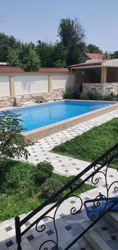 Oq toshda dacha sotiladi