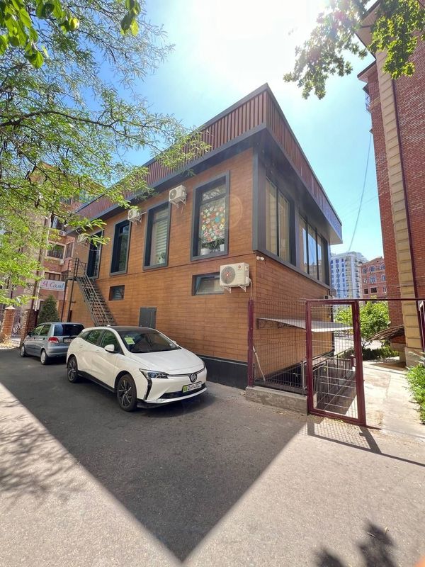 Продажа отдельно стоящего здания 376 м² Задняя сторона Мирабад Авеню