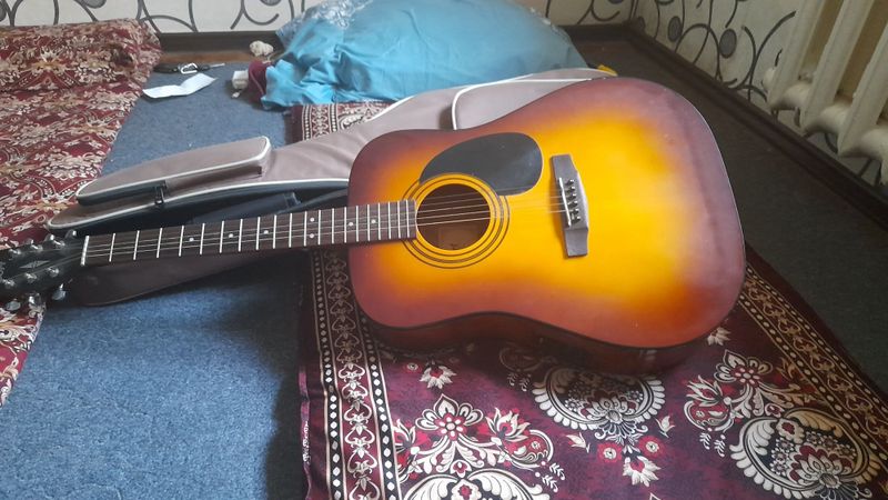 Gitara yangidek turibdi Gitara yangidek turibdi