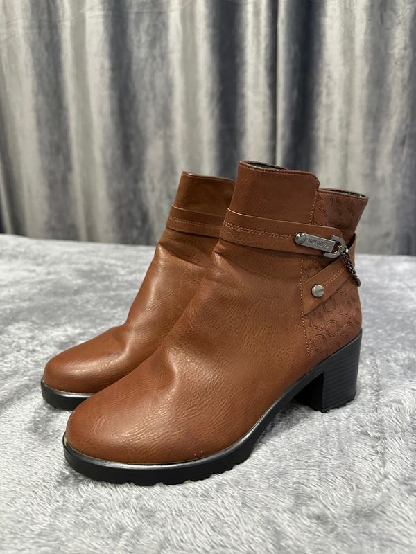 Женские сапоги новые Size 37 Женские сапоги новые Size 37