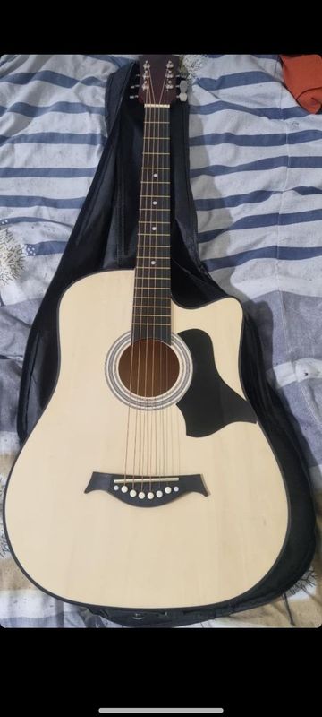 Holati yangi gitara