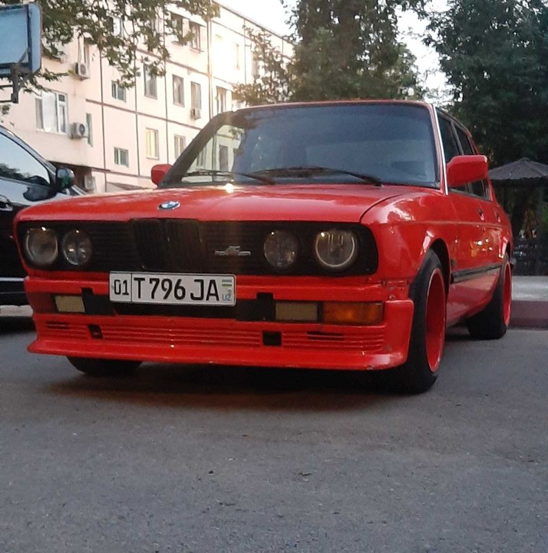 Автомобиль BMW 5 в кузове E28 в хорошем состоянии Автомобиль BMW 5 в кузове E28 в хорошем состоянии