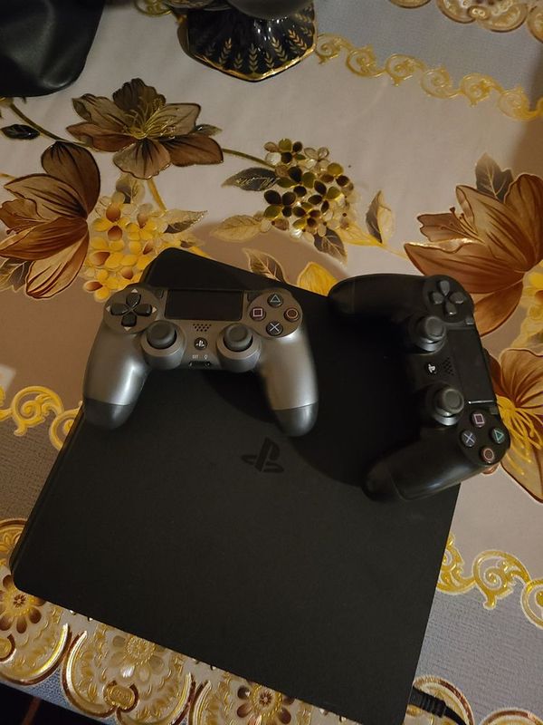 Продаётся Playstation 4