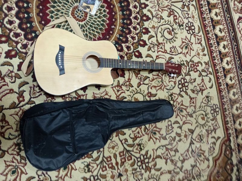 GITARA sotiladi akkustik