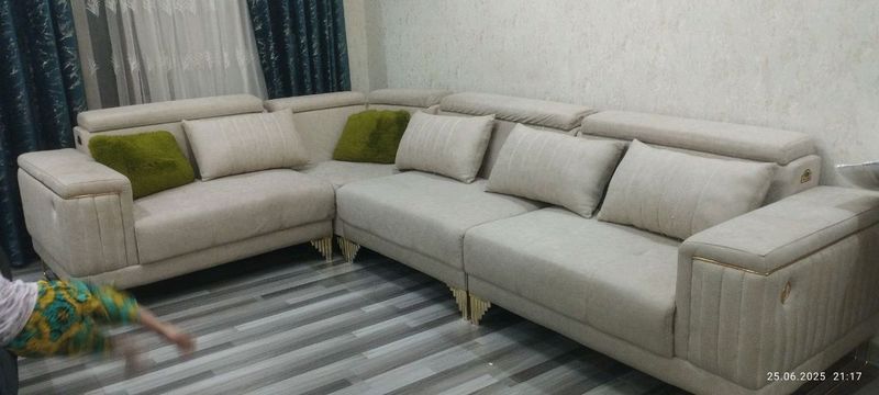 divan ugolok. ishlatilgan bir yil oldin olingan . divan ugolok. ishlatilgan bir yil oldin olingan .