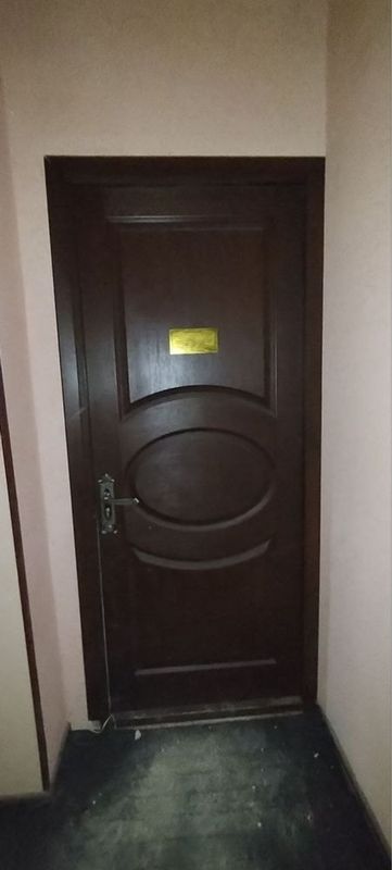 Kirish eshigi, bir dona kaliti bilan