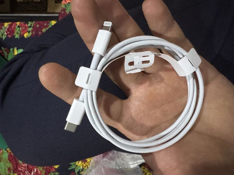 Iphone kabel, yengi holati. Iphone kabel, yengi holati.