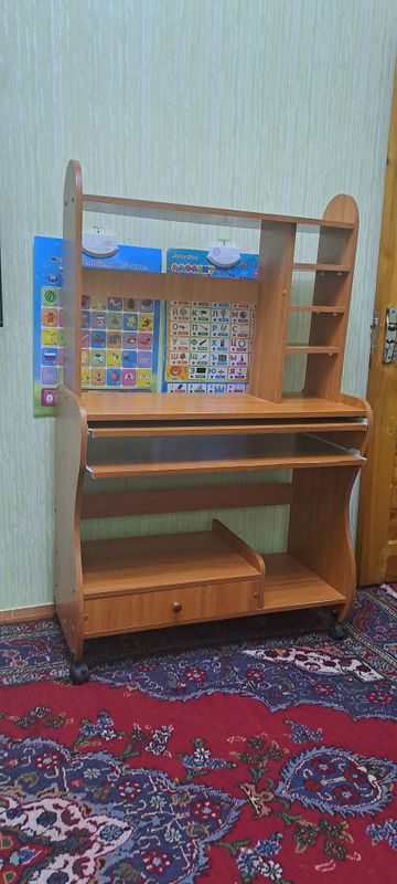 stol kampyuterniy sotiladi