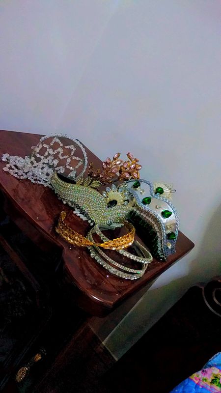 Tilllaqosh va diadema Tilllaqosh va diadema