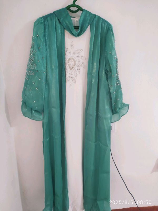 Abaya sotiladi