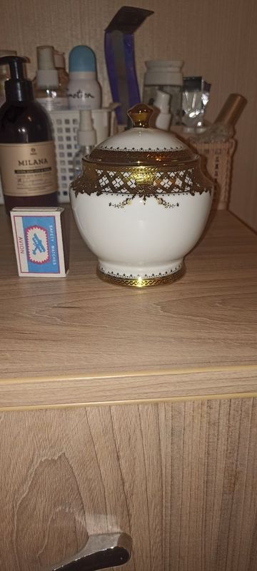 Продаю сахарницу