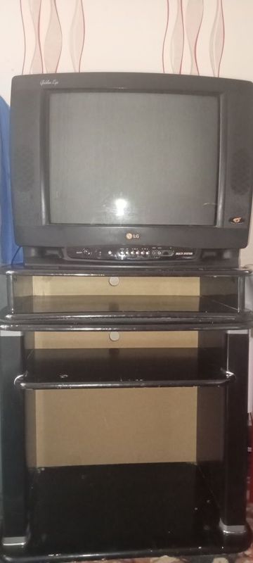 Televizor patstavkasi bilan sotiladi Televizor patstavkasi bilan sotiladi