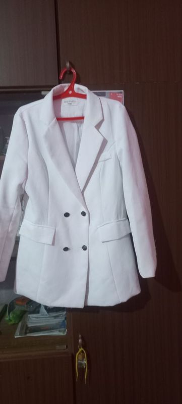 Oq kostyum kamari bilan kam kiyilgan Oq kostyum kamari bilan kam kiyilgan