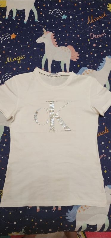 Футболка S-M Calvin Klein оригинал одета пара раз Футболка S-M Calvin Klein оригинал одета пара раз