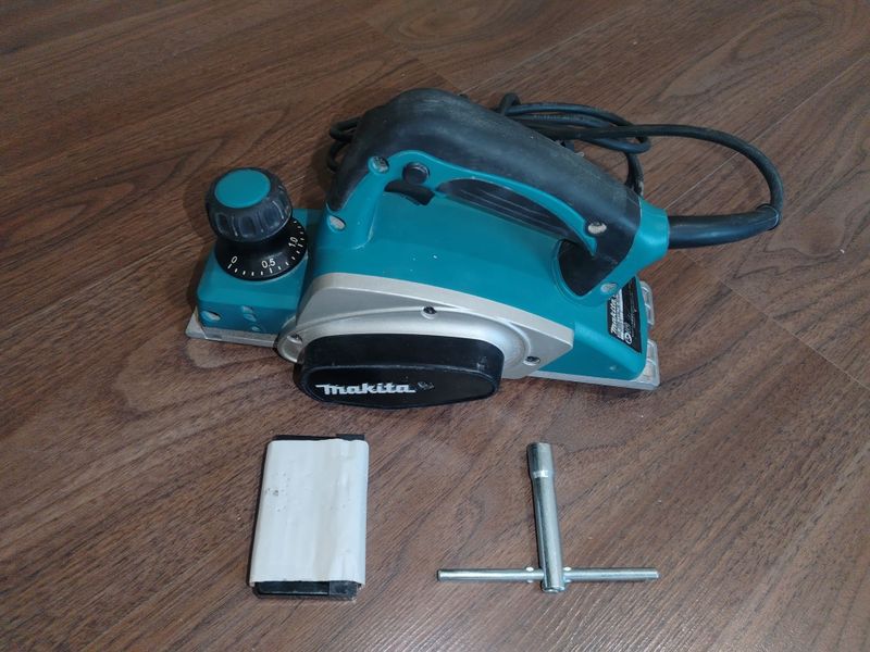 Рубанок электрический Makita 82 mm KP 0800 Рубанок электрический Makita 82 mm KP 0800