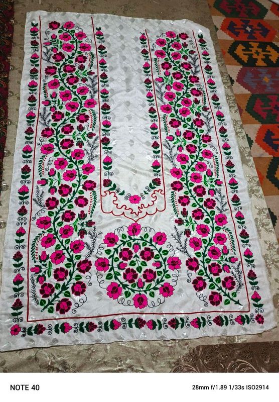 Kashta qöl mehnati bn tikilgan Kashta qöl mehnati bn tikilgan