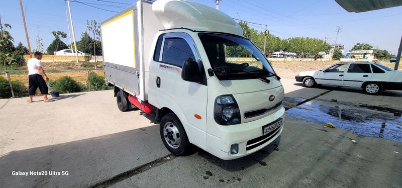Kia bongo 1.200 sotiladi