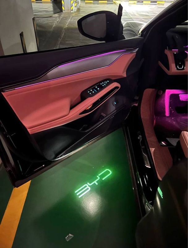 Дверная проекция BYD - срабатывает при открывании передних дверей Дверная проекция BYD - срабатывает при открывании передних дверей