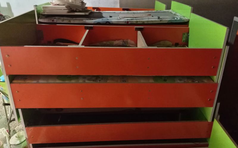 Bolalar uchun shkaflar va devonlar